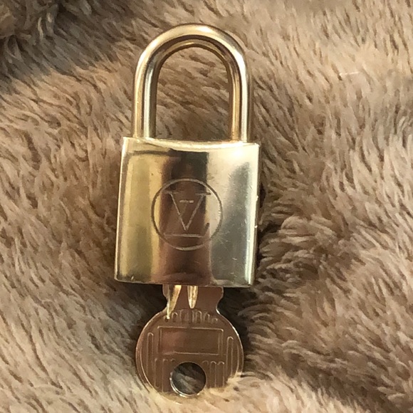 Vintage LV Louis Vuitton Padlock Lock & Key 206 - Picture 12 of 13